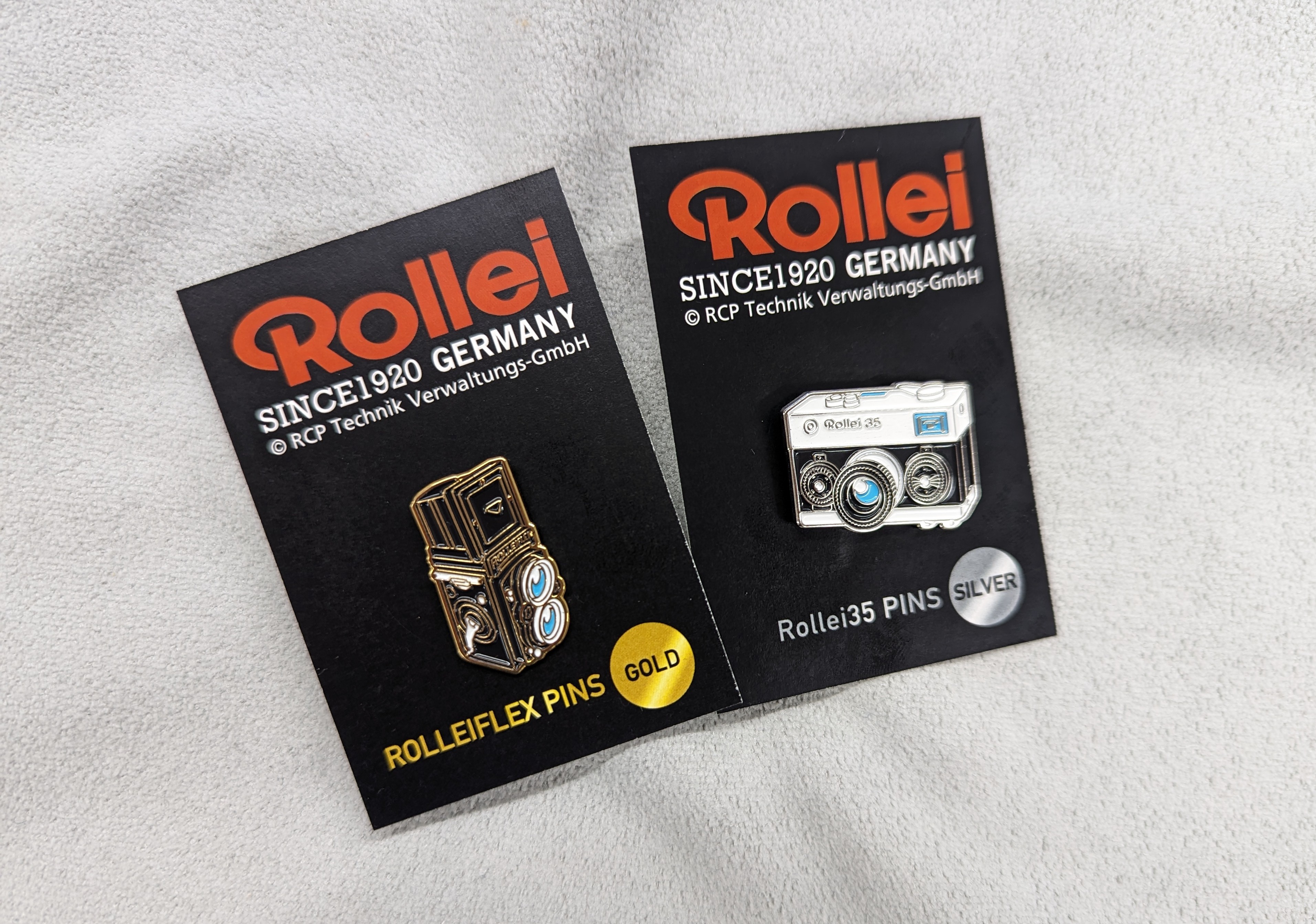 2024 年 3 月 15 日発売の、Rollei「カメラ型ピンバッジ」